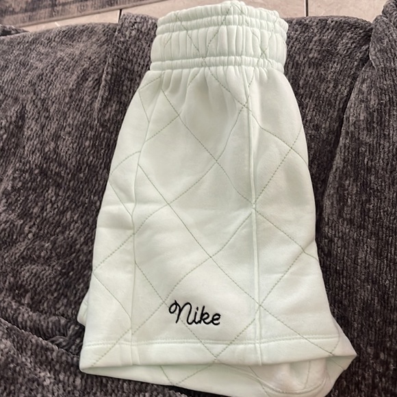 Nike soft shorts - Picture 3 of 4